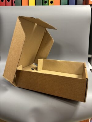 коробка картонная белого цвета для Пирога 28*28*85